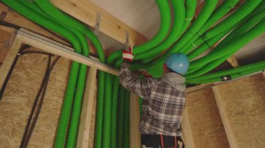 40 'larında Kafkas Teknisyeni Modern Havalandırma ve Klima HVAC Sistemi Kuruyor