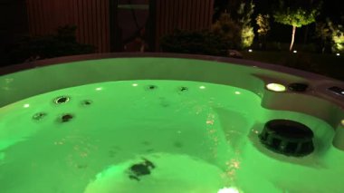 Suyu aydınlatan yeşil ışıkların serinletici olduğu huzurlu bir spa ortamı. Rahatlatıcı atmosfer çevre doğa ve açık hava ışıklarıyla güçlenir. Uzun bir günün ardından rahatlamak ya da arkadaşlarla eğlenmek için mükemmel..