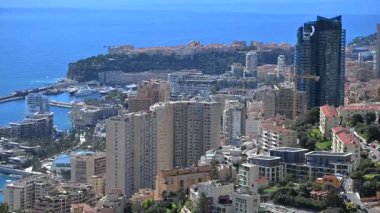 15 Mart 2025, Monte Carlo, Monaco. Monte Carlo 'nun Rıhtım ve Şehir manzarasının çarpıcı görüntüsü Modern Mimari ve Doğal Güzel Hava Durumu Odaklı