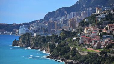 15 Mart 2025, Monte Carlo, Monaco. Açık Bir Gün 'de Monako' nun Şehir Gökdeleni ve Serene Blue Waters 'ın Çarpıcı Sahil Manzarası