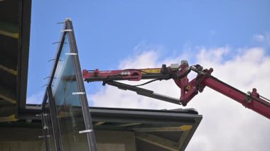 Turna Kaldıraç Büyük Cam Paneli İnşaat Projesi Şafak Saati Sırasındaki Şovun Hassasiyeti ve Mühendislik Yeteneklerini Göstermesi İçin Şehrin Çatısı Üzerine Konuldu