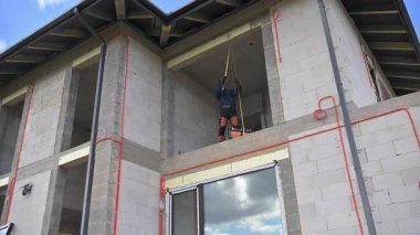 İnşaat İşçileri Güneşli Şehir Bölgesindeki Yeni Bir Bina Projesinde Dış Boyamayı Tamamladı