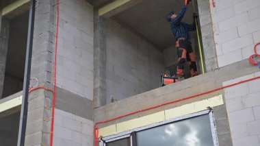 İşçi Yeni Bina 'ya Gündüz saatlerinde Şehir Alanında İnşaat Altında Elektrik Kablosu Kuruyor