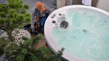 Öğleden Sonra Işığı Altında Serin Arka Bahçede Spa Bakım ve Temizlik