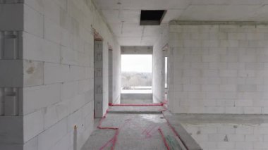İnşaat Süreci Açık Alanlar ve Şehir Alanında Konut Kullanımı İçin Potansiyeli Bulunan Tamamlanmamış Binayı Gösteriyor