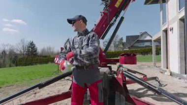 İnşaat Alanı İşçisi Güvenliğe ve Hassasiyete Odaklı Ağır Pencere Turnası Çalıştırıyor