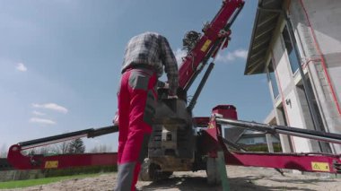 İnşaat İşçisi, Açık Bir Gün 'de Varoş Mahallesi' nde Ev Yenileme Makineleri İşletiyor