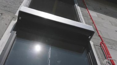 Öğlen Şehir Ortamında Yenilikçi Cam Mimarisi Keşfediliyor