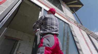 İnşaat İşçisi Parlak Güneşli Hava 'da Yeni Bina Alanına Kapı Kurdu