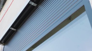 Gündüz saatlerinde Işık Kontrolü ve Estetik Geliştirme için Konut Ayarlarında Modern Pencere Perdeleri Nasıl Çalıştırılır ve Korunur Keşfedin