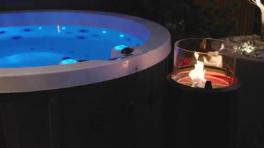 Uzun bir günün ardından rahatlatıcı mavi ışıkları ve rahat bir alevi olan Jakuzide rahatlatıcı bir akşam.