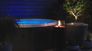 Jakuzide Dinlendirici Akşam Ortam Işıklı ve Sakin Atmosferli