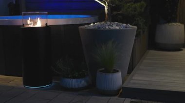 Akşam Rahatlığı İçin Havalı Dekorlu ve Sıcak Havalandırmalı Modern Açık Alan Jakuzi Yakınları