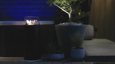 Modern Ateş Özelliği ve Geceleri Bitki Aksanıyla Açık Alan