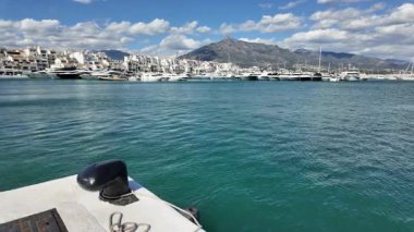 İspanyol Kıyı Kasabası 'ndaki Vibrant Puerto Banus Marina' yı keşfediyorum Dağların ve Yatların Çarpıcı Manzaralarıyla