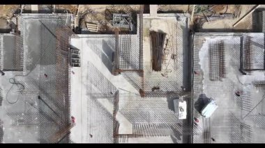 Şehir Bölgesindeki Yeni Bina Projesinin İnşaat Süreci Çelik Kurulumu ve Altyapısını İlerleme Sürecinde Gösteriyor