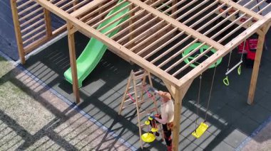 Gün Işığındaki Yerel Park 'ta Salıncak ve Kaydırma ile Heyecanlı Oyun Bahçesi Yapım Süreci