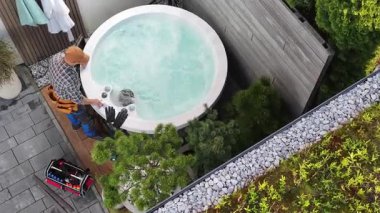 Residential Backyard Setting 'de bir jakuzinin temizlenmesi ve bakımı, Açık Hava Gevşeme Alanlarının Bakım Bakımının Önemini Gösterme