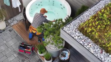 Modern Arka Bahçede Araç ve Yeşillik Kullanılan Jakuzi Bakımı