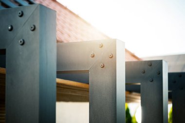Metal iskelet, açık havada parlak güneş ışığı altında karmaşık tasarım ve işçiliğini sergiliyor. Parlak çizgiler ve bağlayıcılar inşaatın kalitesini vurguluyor.