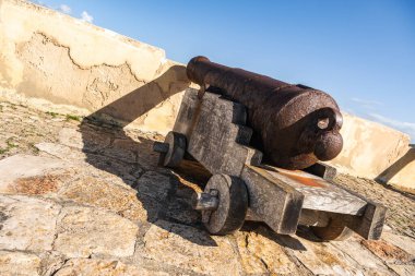 Kıyıya bakan taş bir kale duvarına iyi korunmuş tarihi bir top yerleştirildi. Yapısı ahşap ve metalden yapılmış, karmaşık tasarımlar sergiliyor..