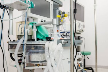 Yüksek teknolojili tıbbi cihazlar ve monitörler, hasta bakımında ve prosedürler sırasında izlenmeye hazır bir klinik alanda düzenlenmiştir..