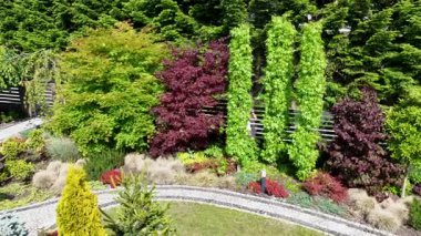 Göz kamaştırıcı bir bahçe renkli bitki ve ağaçlardan oluşan bir dizi sergiler ve sakin bir atmosfer yaratır. Yollar ziyaretçileri keşfetmeye davet ederken, yeşillik yeşeriyor.