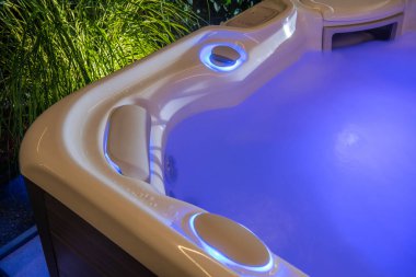 Rahat bir jakuzi yumuşak mavi ışık ve buhar yayar. Etrafı yemyeşil bir bahçeyle çevrilidir. Huzur ve sükuneti davet eder..