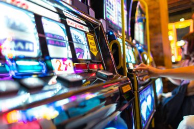 Parlak kumar makineleri heyecan verici bir akşamda oyuncuları canlı bir kumarhaneye çeker. Renkli ışıklar ve sesler bahisler ve umutlar yükselirken havayı dolduruyor..