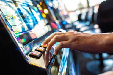 Parlak ışıklar ve seslerle çevrili canlı bir oyun merkezinde bir kumar makinesiyle karşılaşan bir insan. Oyun zamanı atmosferi heyecanla doldurur.