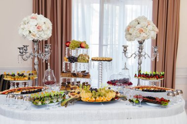 Restoranda lüks ziyafet masası.