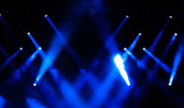 Işıklı serbest sahne, aydınlatma aygıtları.