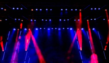 Mavi sahne ışıkları. Bir konserde sahne ışıkları ile aydınlatma