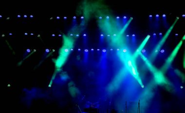 Çok renkli ışıklandırma ekipmanlarıyla ücretsiz sahne.