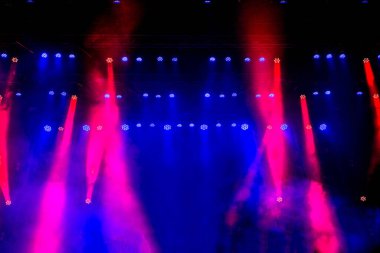 Çok renkli ışıklandırma ekipmanlarıyla ücretsiz sahne.