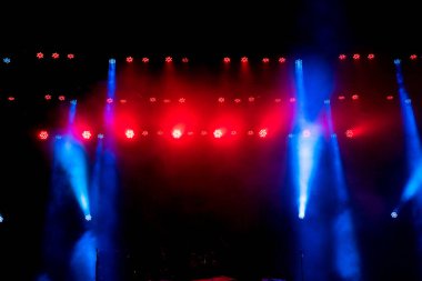 Çok renkli ışıklandırma ekipmanlarıyla ücretsiz sahne.