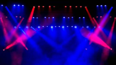 Duman boş bir sahnede güzel bir konser ışığı. Disko ve lazer gösterisi.
