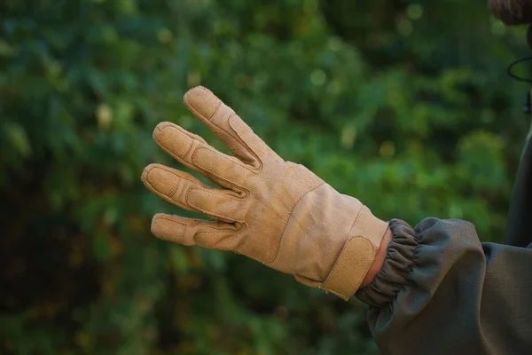 Nummer Fyra Visade Med Mansfingrar Gult Taktiskt Läder Textil Handskar — Stockfoto