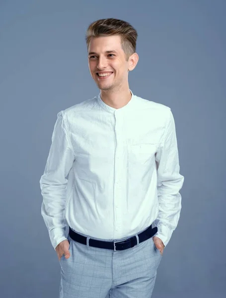 Ένας Νεαρός Όμορφος Άντρας Αυτοπεποίθηση Λευκό Πουκάμισο Στέκεται Χέρια Στις — Φωτογραφία Αρχείου