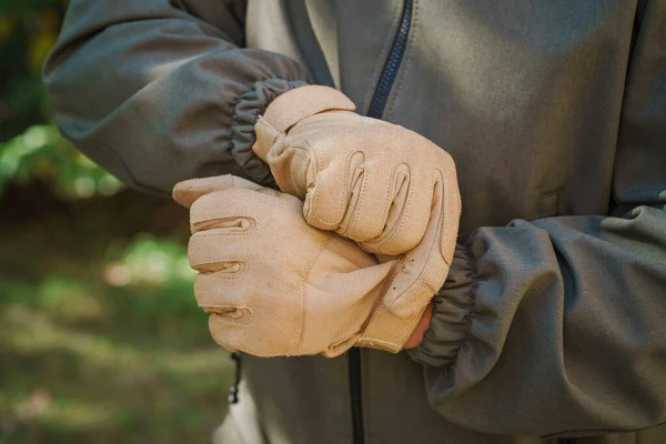 Närbild Man Händer Korrigera Gult Läder Textil Handskar Klädda Handleden — Stockfoto