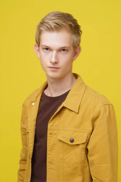 Retrato Jovem Loiro Bonito Jeans Casaco Amarelo Olhando Para Câmera — Fotografia de Stock