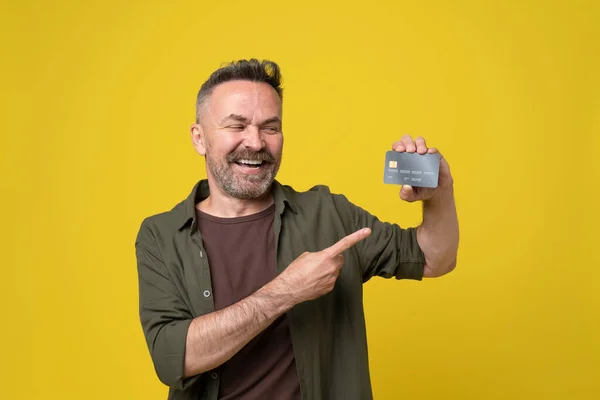 Ευτυχισμένο Ώριμο Τρίχωμα Άνθρωπος Διαφήμιση Τράπεζα Πλαστική Κάρτα Κρατώντας Στο — Φωτογραφία Αρχείου