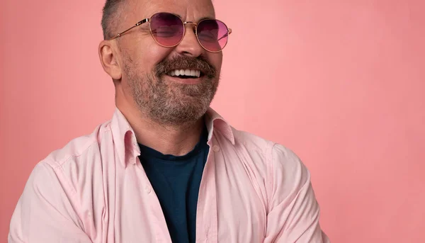 Porträtt Framgångsrik Stilig Leende Mogen Man Rosenglasögon Klädd Pastellrosa Skjorta — Stockfoto