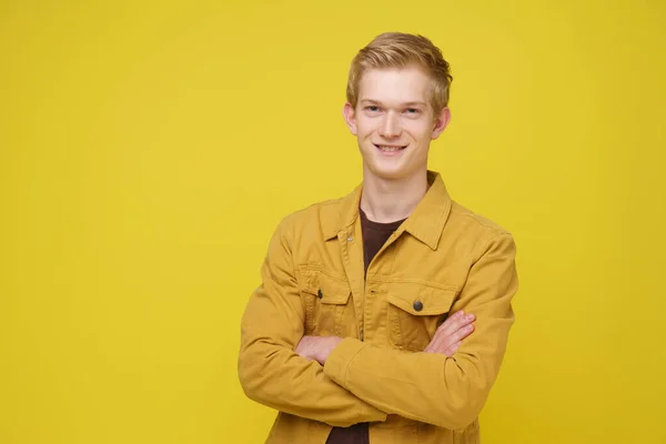 Atraktivní Blonďatý Pohledný Muž Oblečený Žluté Bundě Šťastně Usmívající Zkříženýma — Stock fotografie