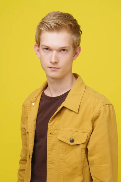 20S Loiro Jovem Bonito Retrato Homem Vestido Casaco Jeans Amarelo — Fotografia de Stock