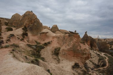  Kapadokya manzarası ve antik kaya dağ oluşumu. Milyonlarca yıl önce meydana gelen volkanik aktivitenin bir sonucudur..