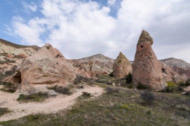  Kapadokya manzarası ve antik kaya dağ oluşumu. Milyonlarca yıl önce meydana gelen volkanik aktivitenin bir sonucudur..