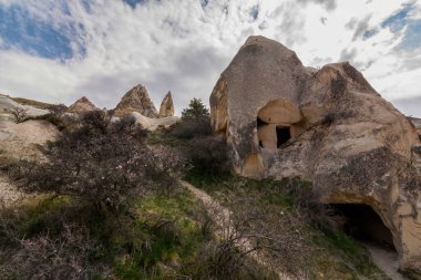  Kapadokya manzarası ve antik kaya dağ oluşumu. Milyonlarca yıl önce meydana gelen volkanik aktivitenin bir sonucudur..
