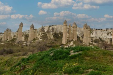  Kapadokya manzarası ve antik kaya dağ oluşumu. Milyonlarca yıl önce meydana gelen volkanik aktivitenin bir sonucudur..