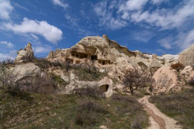  Kapadokya manzarası ve antik kaya dağ oluşumu. Milyonlarca yıl önce meydana gelen volkanik aktivitenin bir sonucudur..